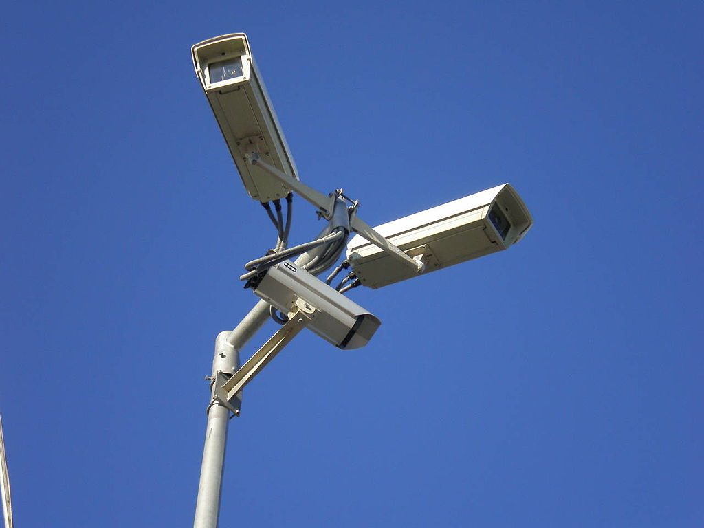 Surveillance cameras. Photo by Pawe? Zdziarski [CC BY-SA 3.0 (http://creativecommons.org/licenses/by-sa/3.0/)]